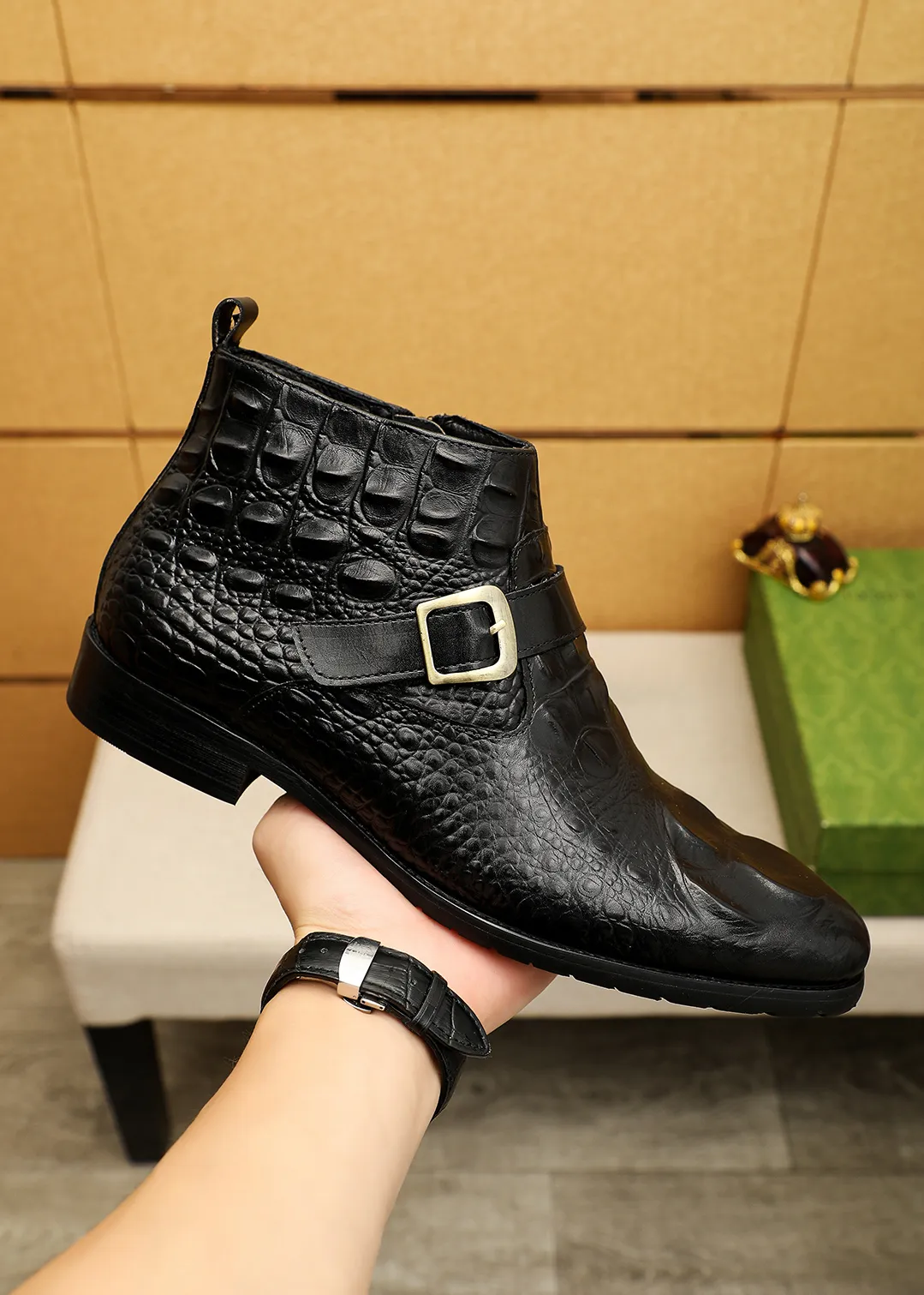 Men's shoes 💰600 💐 Product trademark: GUCCI "Gucci" high-top leather shoes Regular size: 38-44 (37.45.46🉑️Customized) Product materials: Selected imported first-layer calfskin embossed upper + luxury hardware buckle, imported sheep 🐑 leather lining. Strong three-dimensional visual effect, original outsole color: 2 colors available